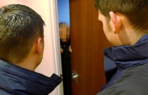 Genova: finto carabiniere tenta di truffare una ragazza, ma lei lo fa arrestare