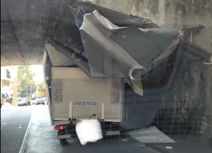 Genova Quinto: mezzo bloccato nel sottopasso di via Filzi, traffico in tilt