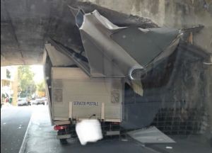Genova Quinto: mezzo bloccato nel sottopasso di via Filzi, traffico in tilt