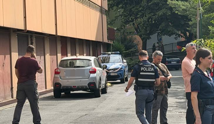 Tragedia di Begato, nessun segno di violenza sul corpo del bimbo morto dopo la caduta dal balcone. La mamma: "Ero a fare la doccia"