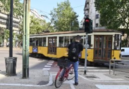 Milano cambia il modo di muoversi. Presentato il report della mobilità 2025