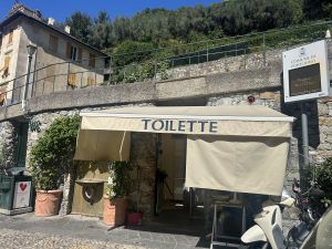 Servizi igienici, la lezione di Portofino: 55 mila euro all'anno di guadagno dalla toilette di lusso 