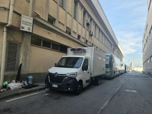 Genova, parcheggio selvaggio in via Milano. Nonostante le segnalazioni, è terra di nessuno