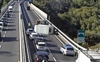 Finale Ligure, tragedia sull'A10: auto travolta da un furgone, muore il conducente