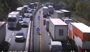 Finale Ligure, tragedia sull'A10: auto travolta da un furgone, muore il conducente