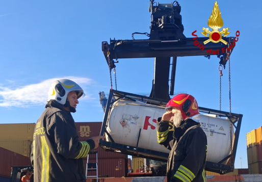 Psa di Genova Pra', container perde sostanza infiammabile: intervento dei Vigili del Fuoco