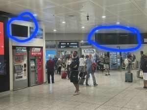 Aeroporto di Genova, in tilt da giorni i monitor informativi: passeggeri disorientati