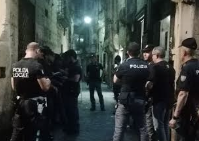 Genova: tensione nei vicoli, scontri sfiorati tra polizia e anarchici dopo il corteo per la sicurezza