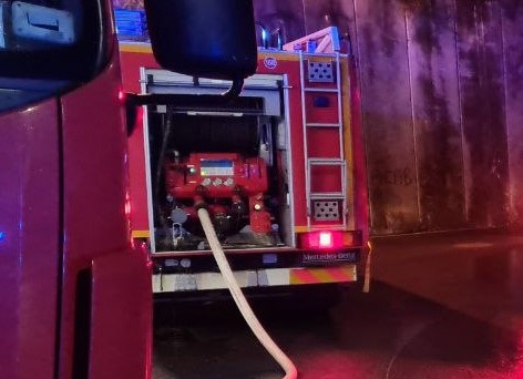 Ventimiglia: rogo distrugge veicoli abbandonati in un parcheggio