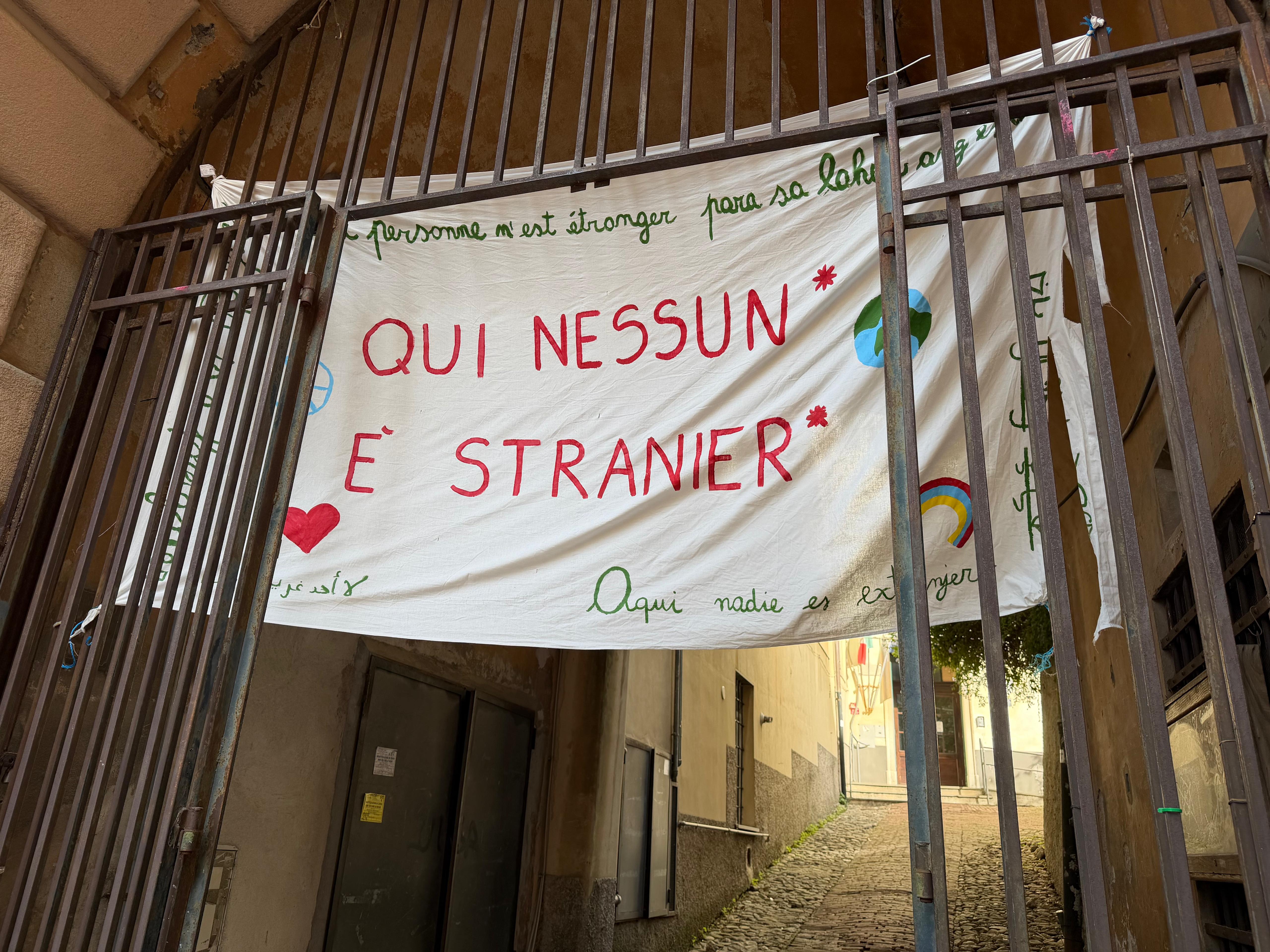Scuola Daneo: ricollocato lo striscione 'Qui nessun* è stranier*' rimosso in mattinata dalla Digos