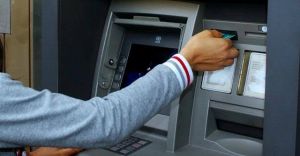 Genova: truffe al bancomat con sostituzione della tessera, tre arresti