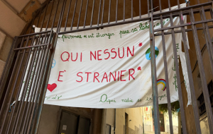 Genova, striscione antirazzista rimosso alla scuola Daneo: i genitori organizzano un presidio lunedì in piazza della Meridiana
