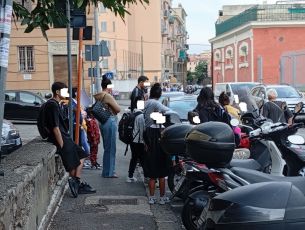 Chiuso il voltino del Campasso, cittadini sempre più isolati: "Venti persone in attesa alle fermate per una navetta da 8 posti"