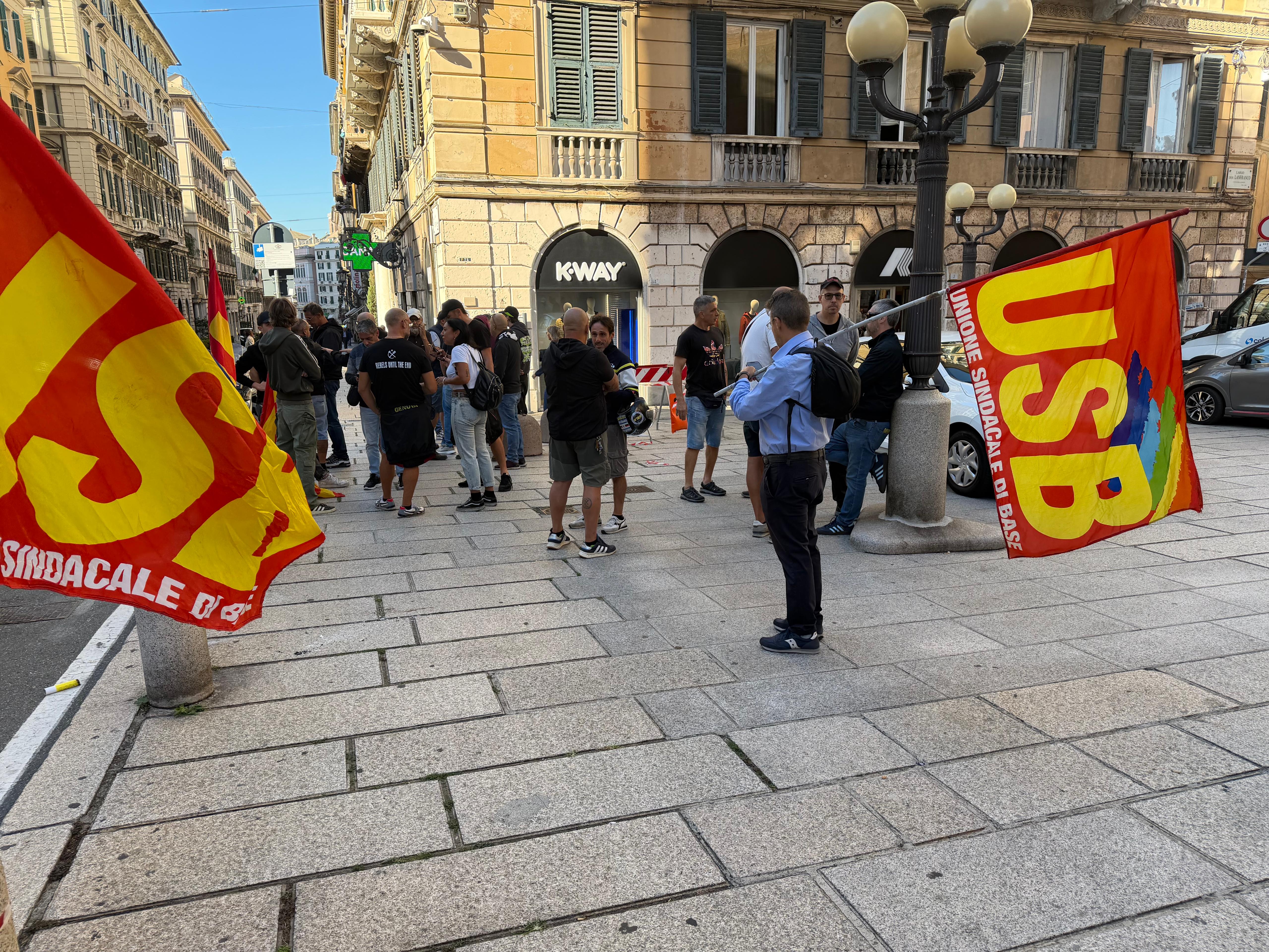 Genova, sciopero portuali, presidio davanti alla Prefettura: “Lavoro sulle banchine venga riconosciuto usurante”