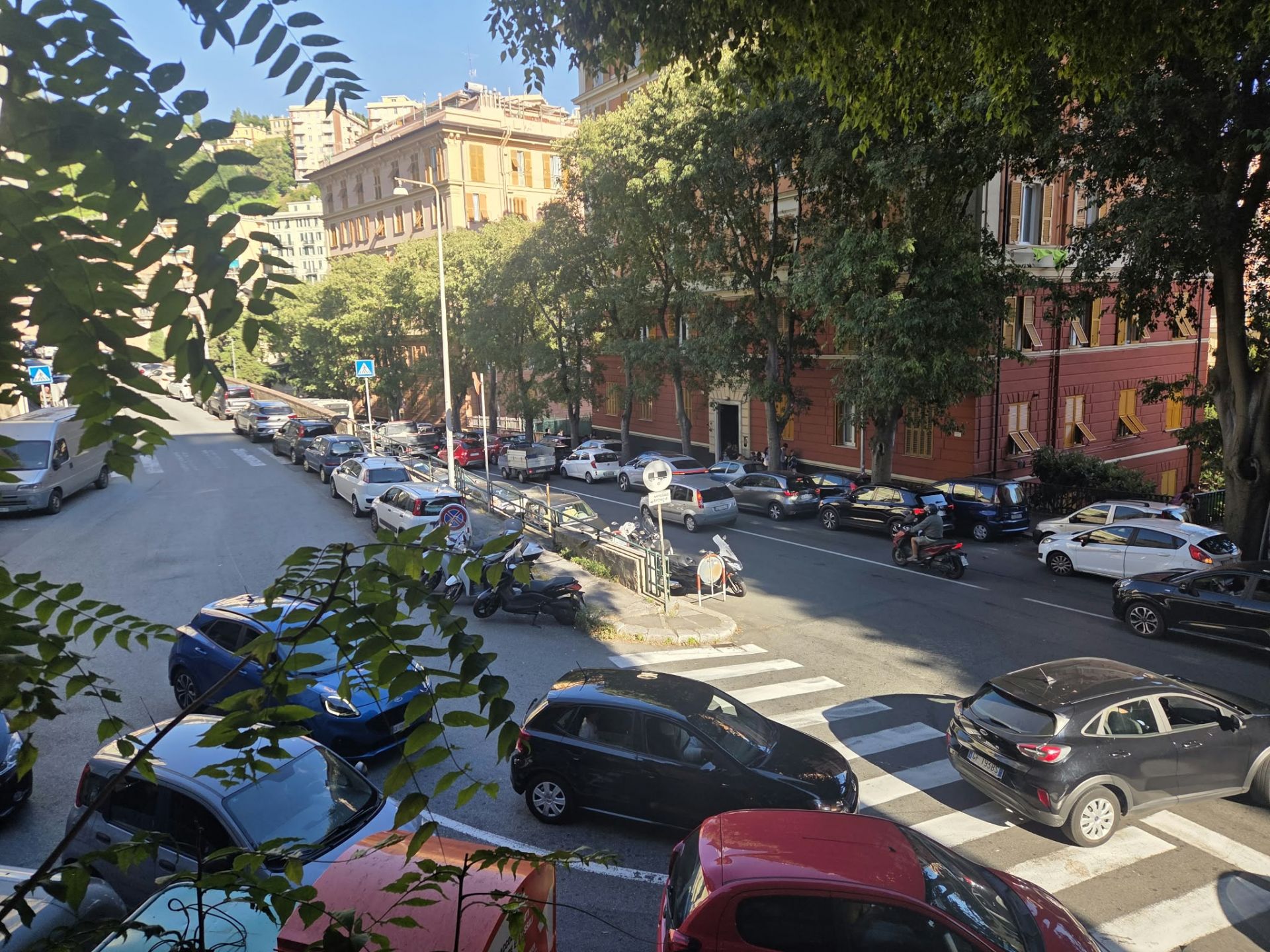 Genova, via Napoli bloccata dalle auto in doppia fila: sosta prolungata davanti alla scuola "Ambrogio Spinola"