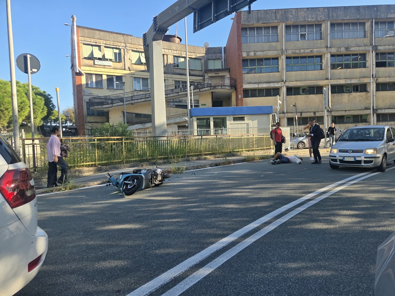 Genova, incidente in via Milano: ferito scooterista