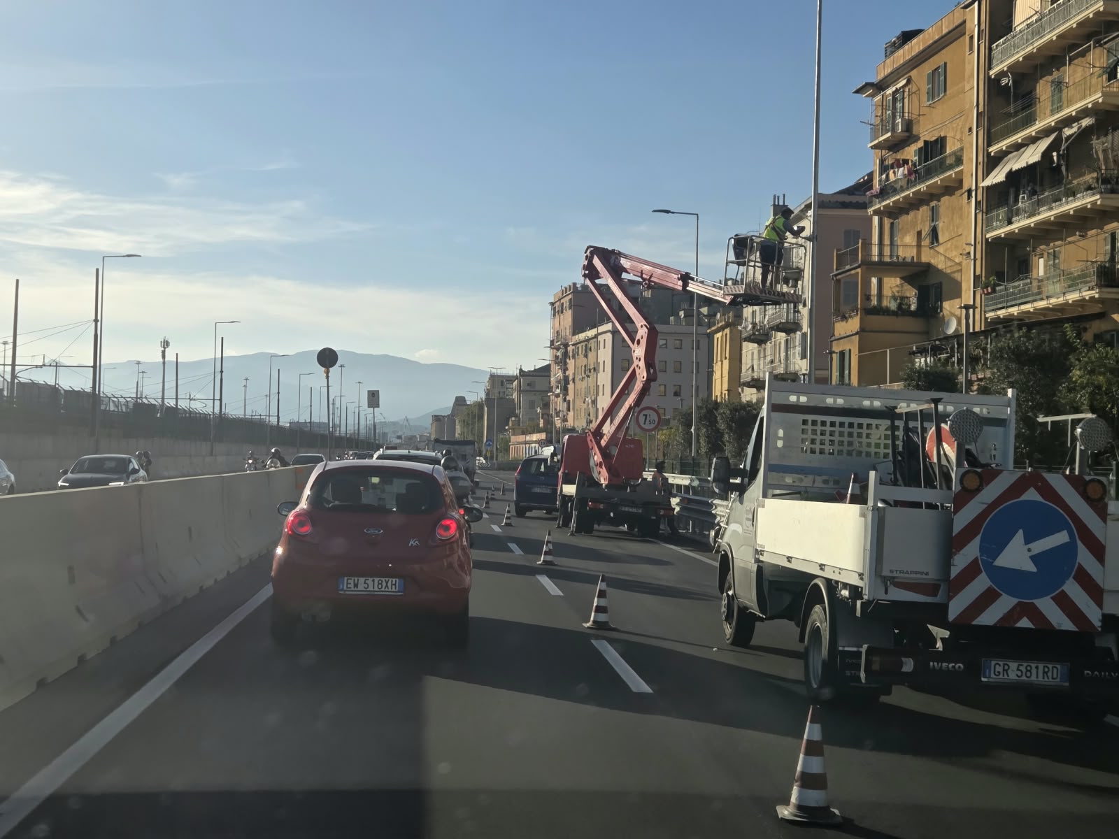 Genova, traffico bloccato in Lungomare Canepa per l'installazione dell'autovelox: "Non si poteva fare di sera?"
