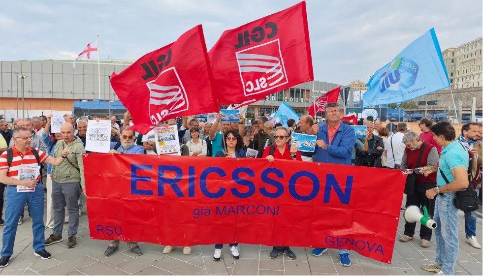 Ericsson, lavoratori protestano davanti a Salone Nautico contro i licenziamenti