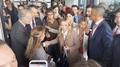 Meloni: "Striscione Daneo? Non so chi l'abbia strappato, cosa si intenda per 'nessuno è straniero'. Rapporti con Egitto? Li riaprì Gentiloni"