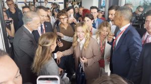 Meloni: "Striscione Daneo? Non so chi l'abbia strappato, cosa si intenda per 'nessuno è straniero'. Rapporti con Egitto? Li riaprì Gentiloni"