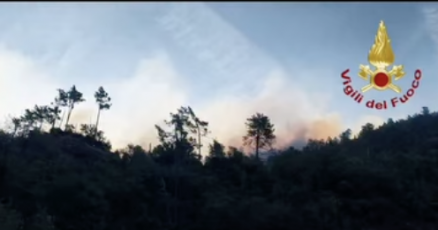 Incendio a Branega, sulle alture di Pra': persone evacuate e operazioni in corso