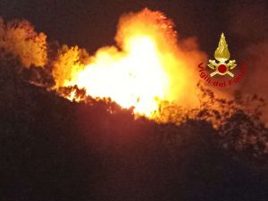 Rogo a Branega, sulle alture di Pra': caccia ai piromani, mentre le fiamme divampano ancora