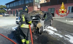 Auto prende fuoco nella piazza del Santuario della Guardia, incendio spento dai pompieri