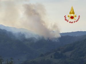 Genova, brucia l'entroterra: fiamme ancora attive in val Branega, altro incendio a Rossiglione. Caccia ai piromani
