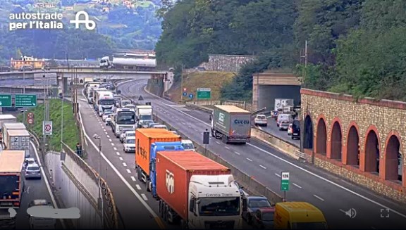 Genova A7, mezzo pesante a fuoco: traffico in tilt verso Genova, code fino a Busalla