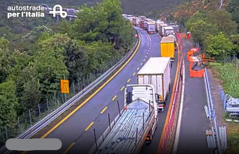 A10, camion si intraversa in galleria: chiuso per ore il tratto Varazze-Celle Ligure