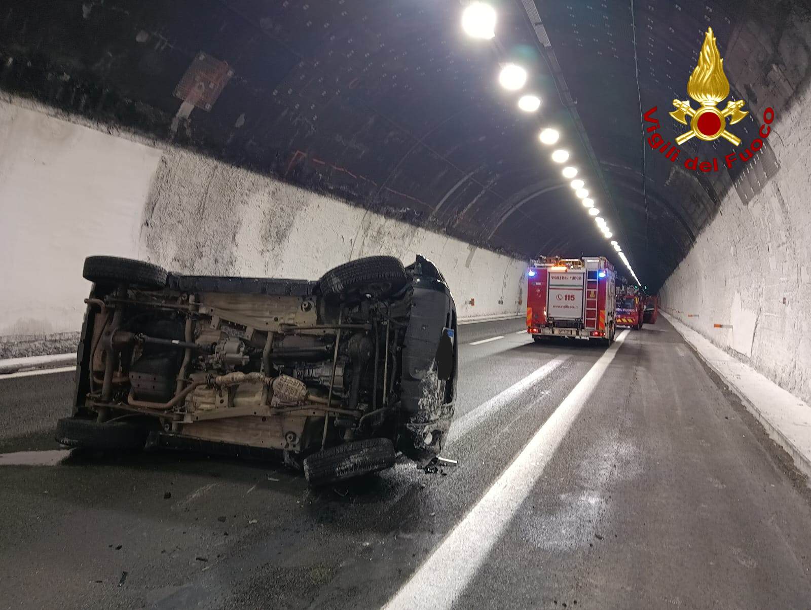 Auto si ribalta in A10 tra Pra' e Pegli, autostrada chiusa per i soccorsi e poi riaperta