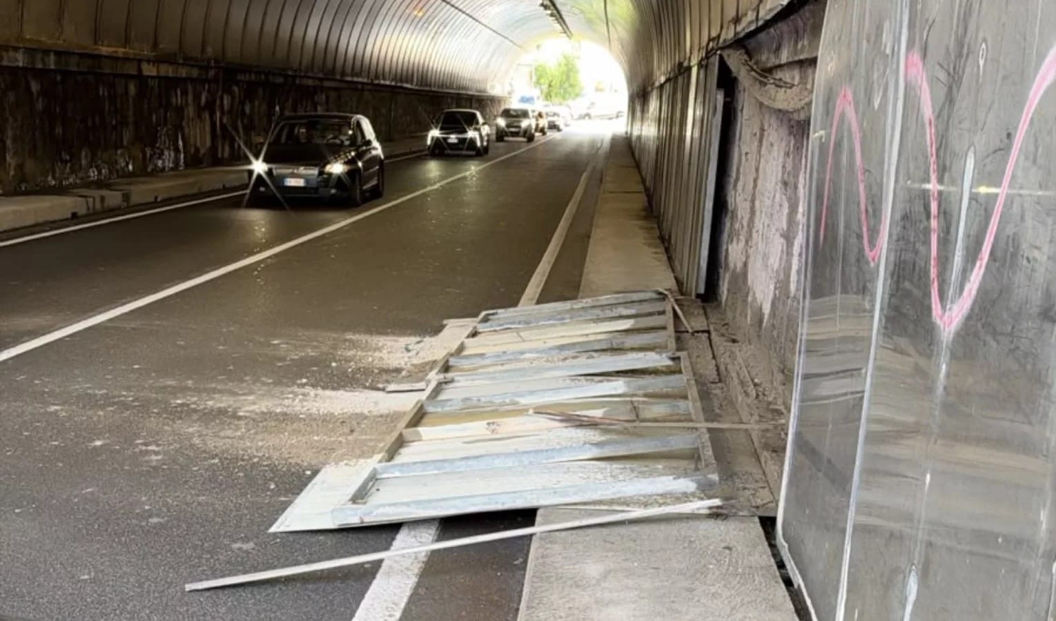 Bogliasco, Aurelia: cadono pannelli in galleria, ripristinata la viabilità ordinaria dopo il senso unico alternato