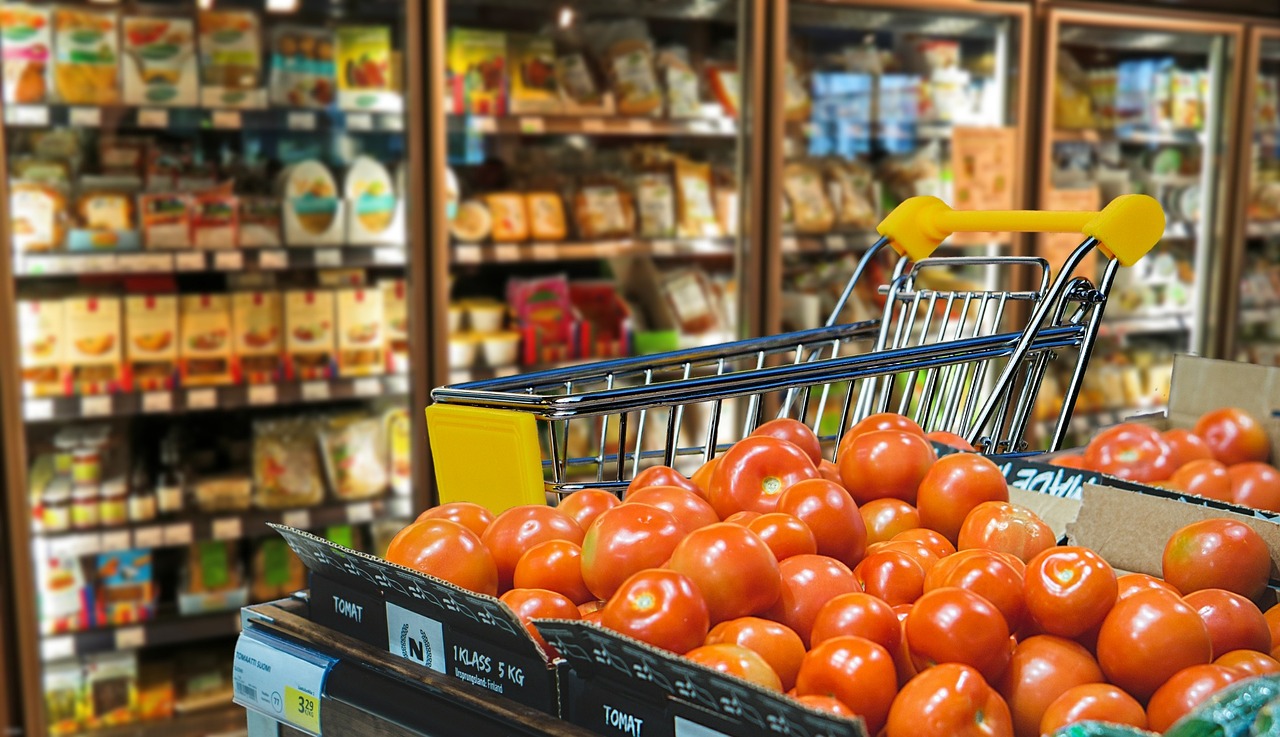 Spesa delle famiglie, il carrello si svuota: dal 2019 potere d’acquisto in calo dell’8,7%