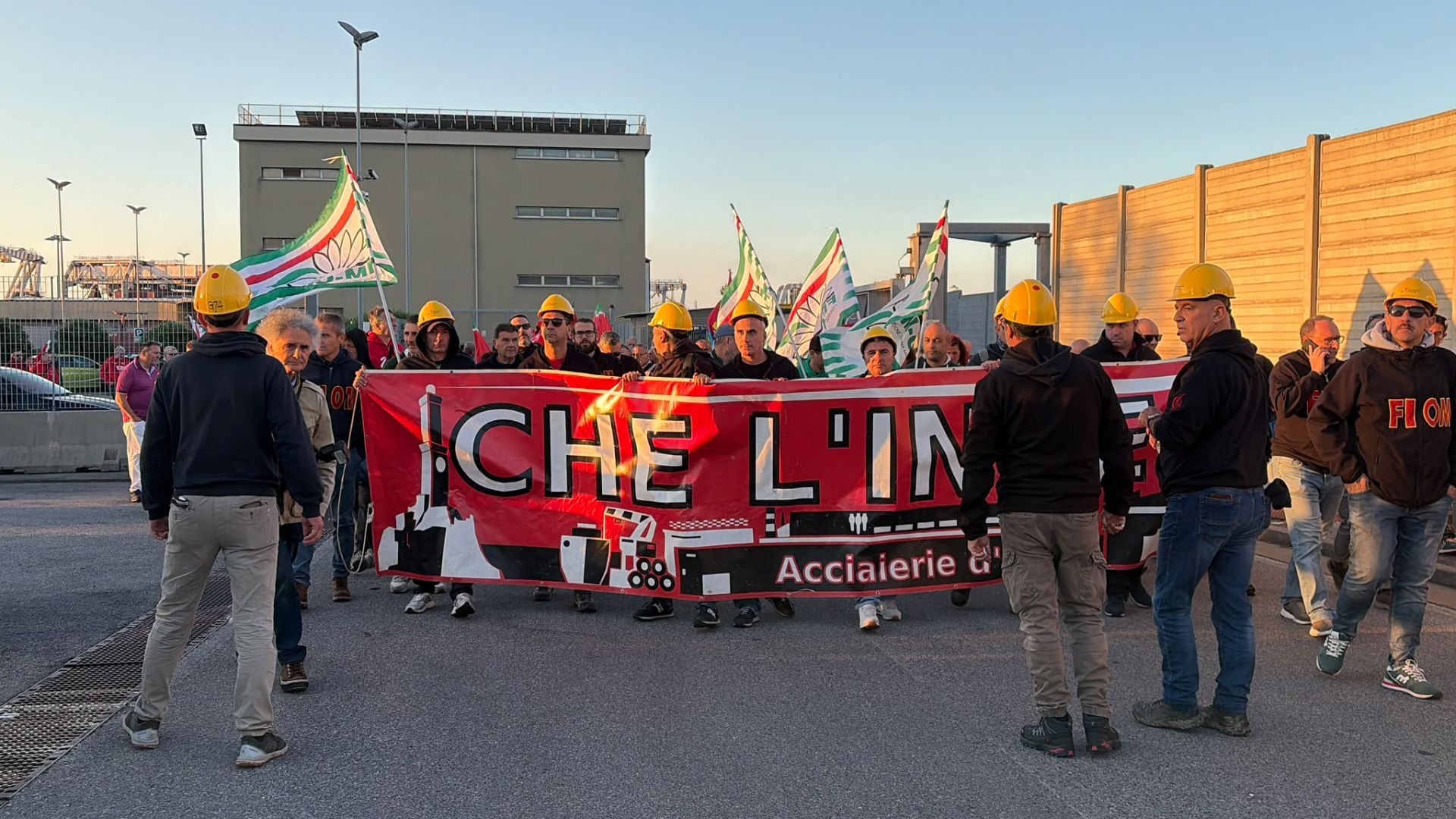 Ex Ilva, il giorno della protesta: operai in corteo con Bucci e Salis da Cornigliano verso il centro