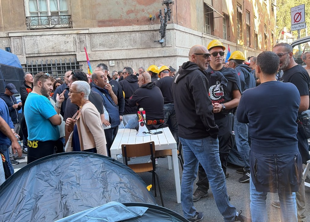 Ex Ilva, il giorno della protesta: operai in corteo con Bucci e Salis davanti alla Prefettura, allestite le tende per il presidio