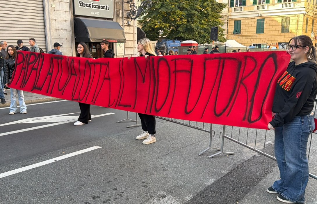 Ex Ilva, figlie degli operai davanti alla Prefettura: "Papà,la tua lotta è il mio futuro"