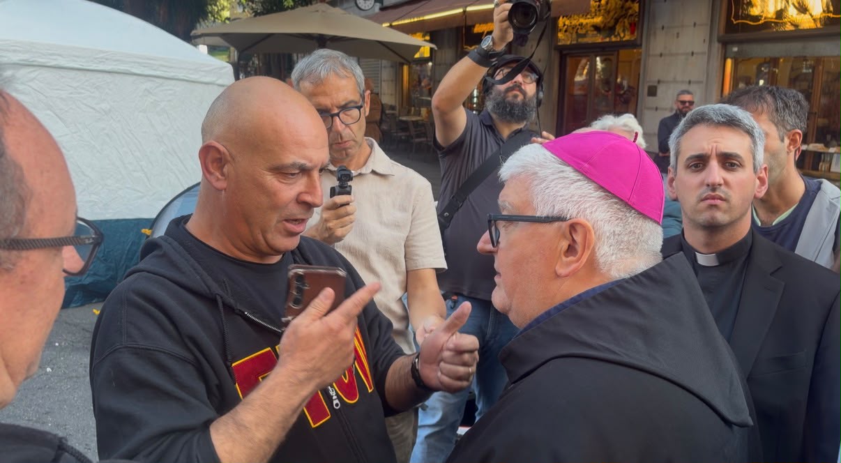 Ex Ilva, l'abbraccio di mons. Tasca agli operai: "La Chiesa sta dalla parte del lavoro"
