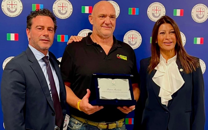Nuoto: Franco Muscarà, lo spezzino che ha attraversato a bracciate la Manica, premiato in consiglio regionale