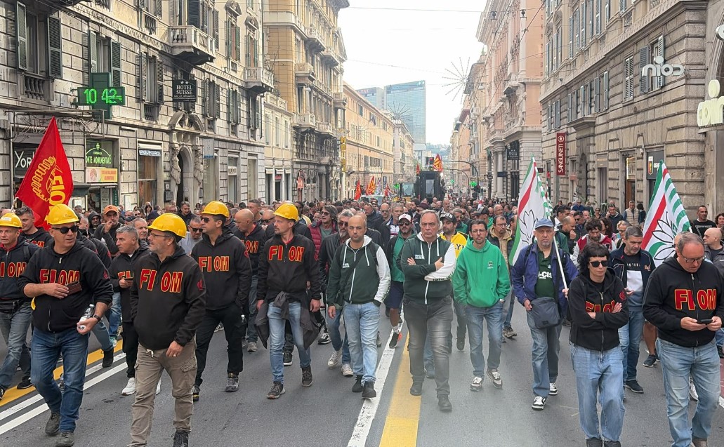 Ex Ilva, terzo giorno di mobilitazione: operai in corteo arrivano in via XX settembre  