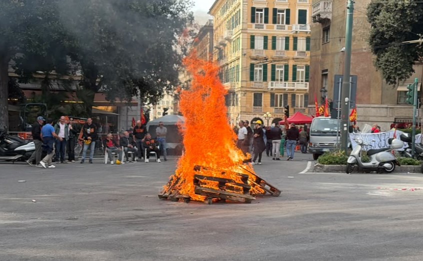 Ex Ilva, terzo giorno di mobilitazione: operai in corteo sfilano in via Venti e tornano davanti alla Prefettura