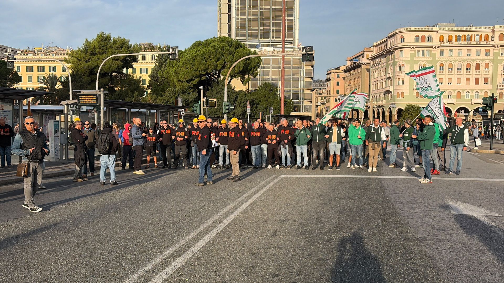 Ex Ilva, terzo giorno di mobilitazione: operai in corteo sfilano in via Venti e tornano davanti alla Prefettura