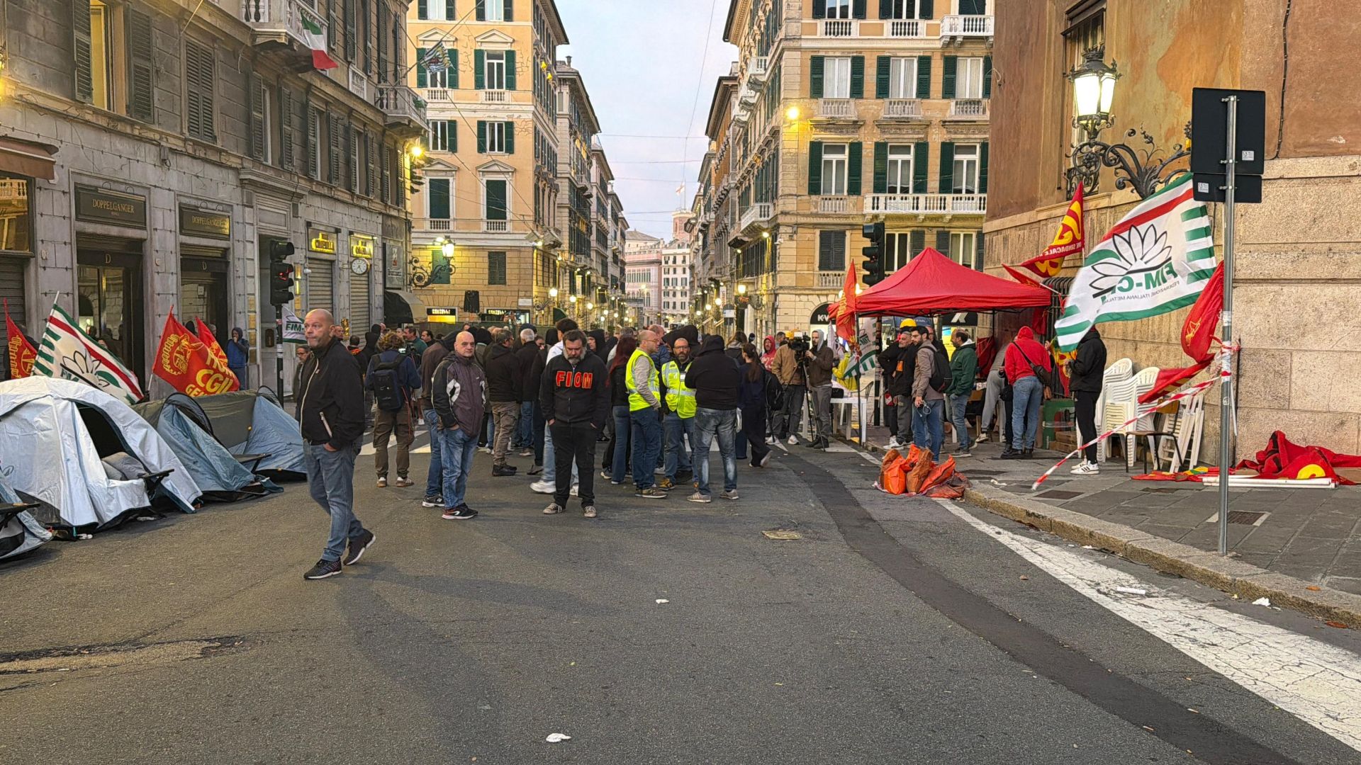 Ex Ilva, terzo giorno di mobilitazione: operai in corteo sfilano in via Venti e tornano davanti alla Prefettura