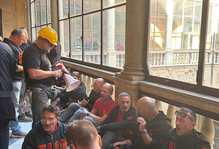 Ex Ilva, tempo scaduto. Blitz dei lavoratori in Prefettura: "Dormiremo qua dentro"