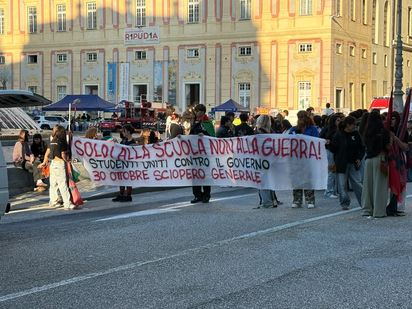 Genova studenti in corteo tra "no alla guerra" e lotta al cambiamento climatico