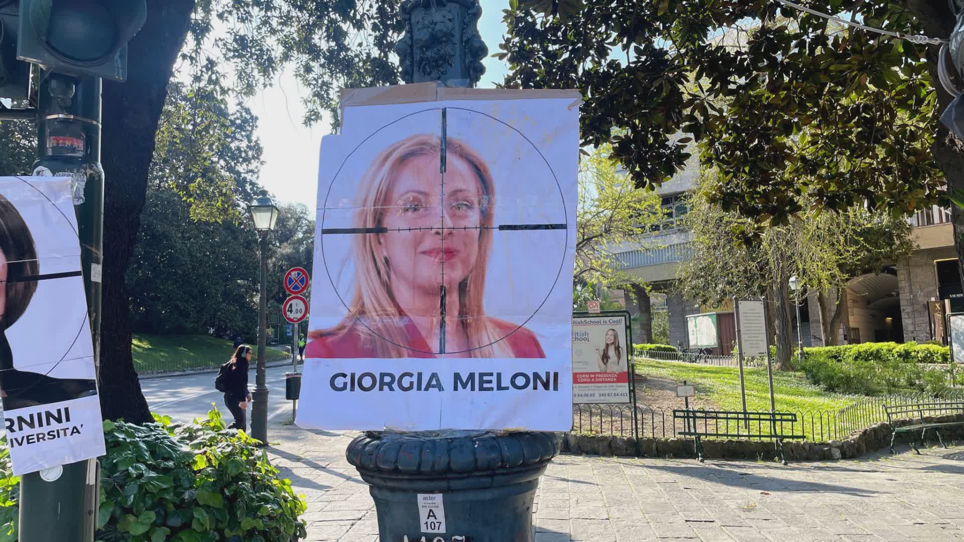 Genova, sagome della Meloni e di Valditara a testa in giù durante lo sciopero della scuola. Balleari: "Basta intimidazioni"