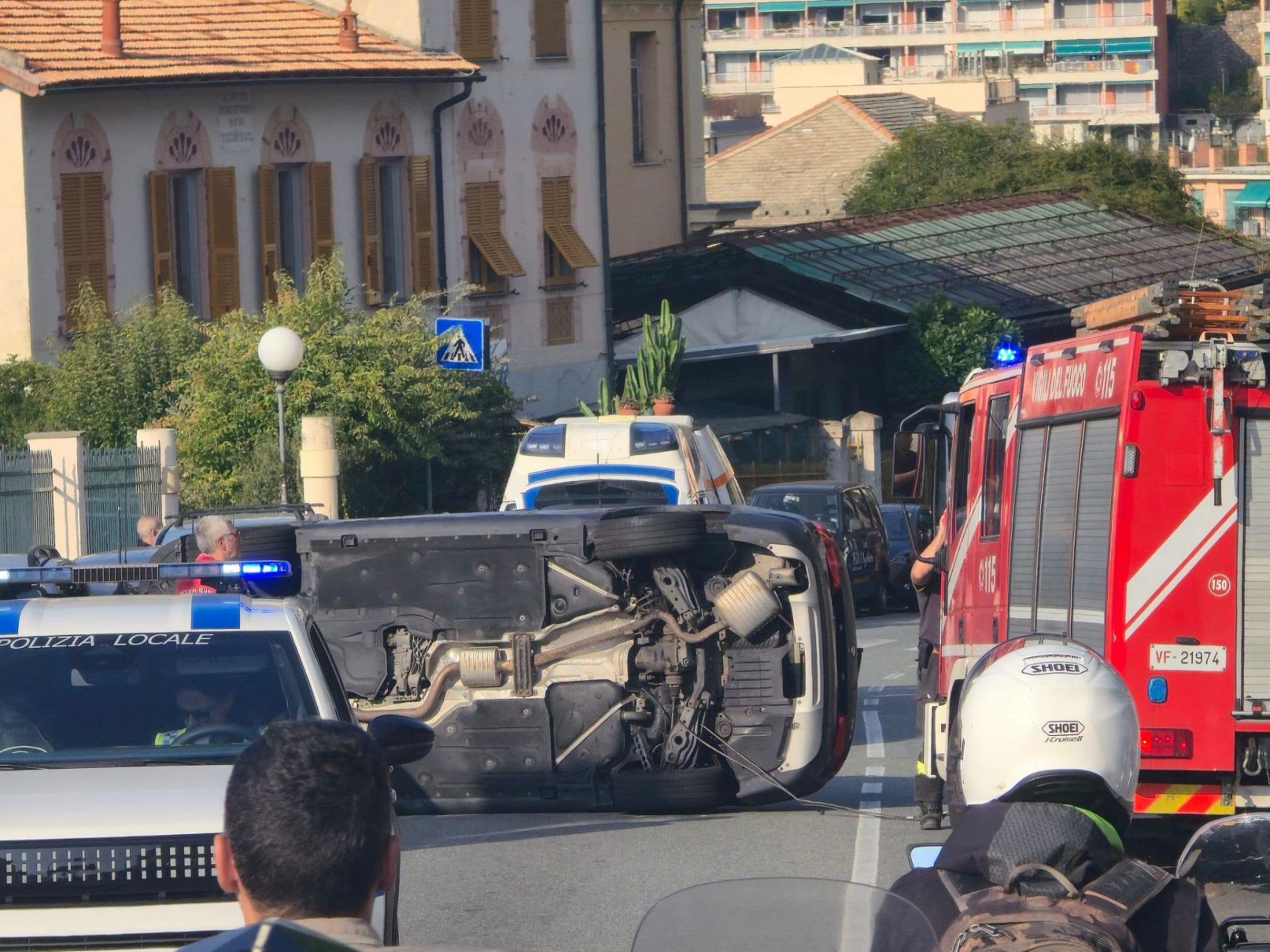 Genova, auto cappottata in via Donato Somma: tre persone soccorse