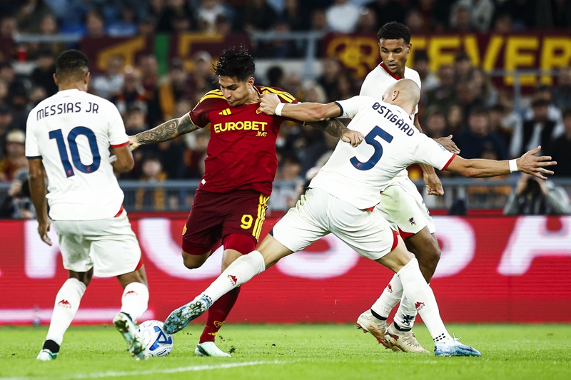 Un Genoa impavido cade all'Olimpico: la Roma vince 2-0