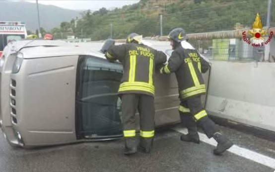 A12, auto si ribalta all’altezza di Recco: uomo in codice rosso al San Martino, lunga coda verso Levante