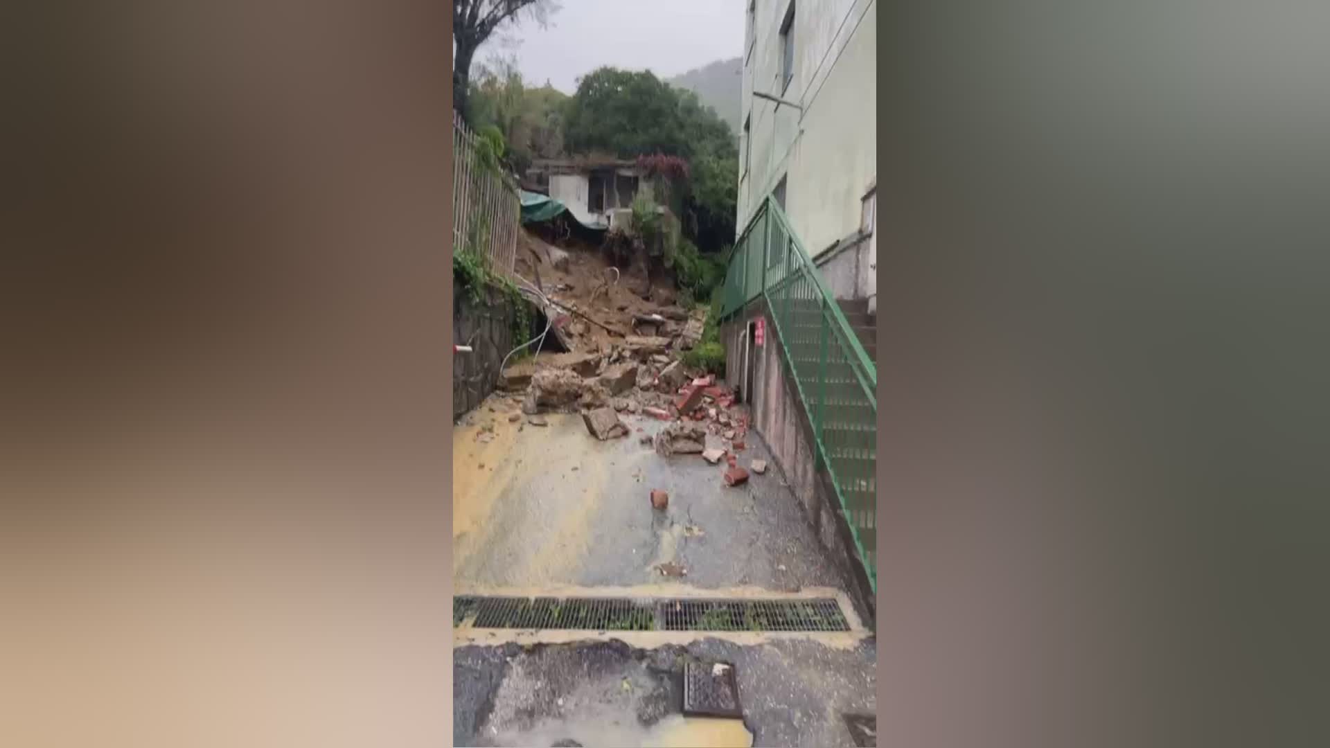 Maltempo, a Genova crolla un muro in corso Europa. Accumuli importanti su torrente Sturla e rio Priaruggia
