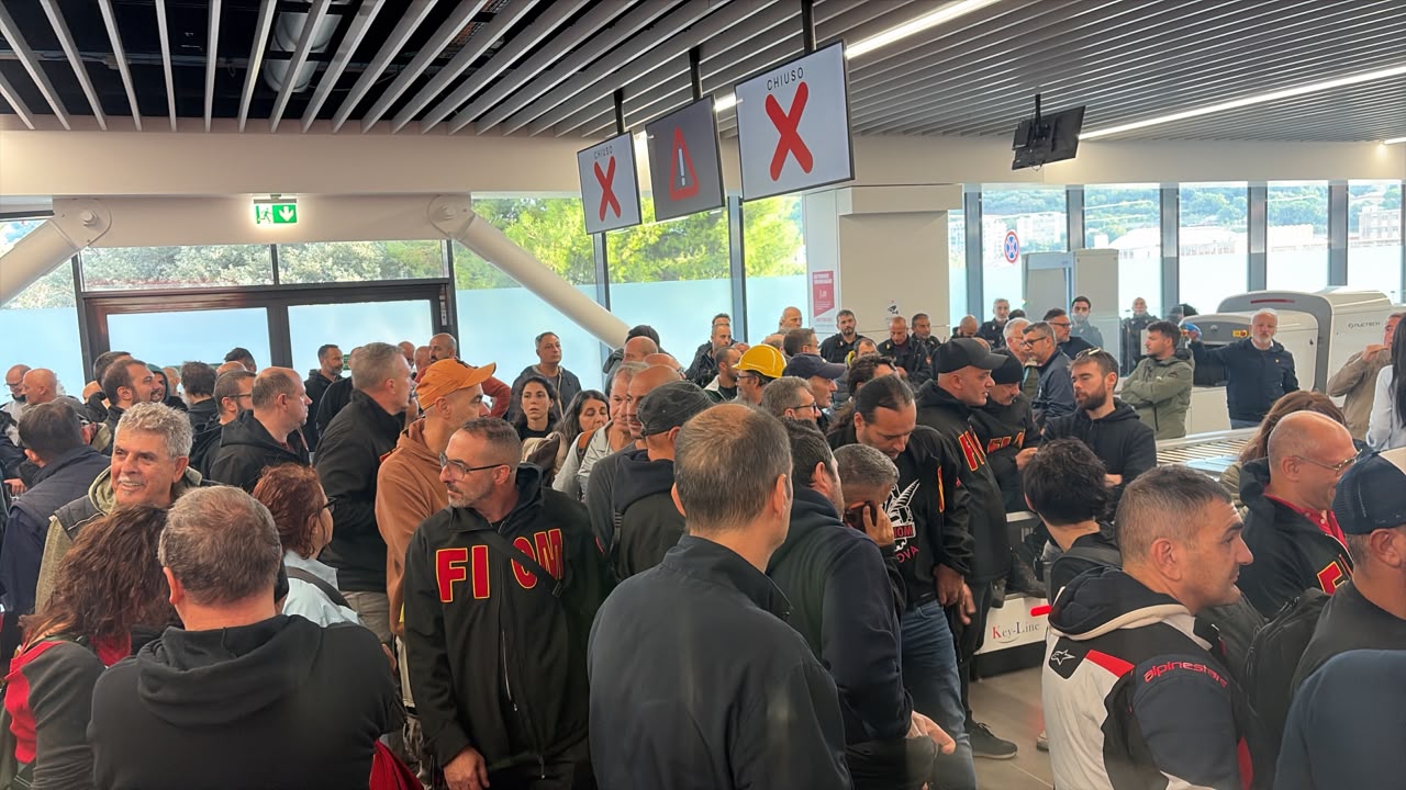 Ex Ilva, i lavoratori occupano l'aeroporto Cristoforo Colombo. Riaperto il corridoio verso i gate 